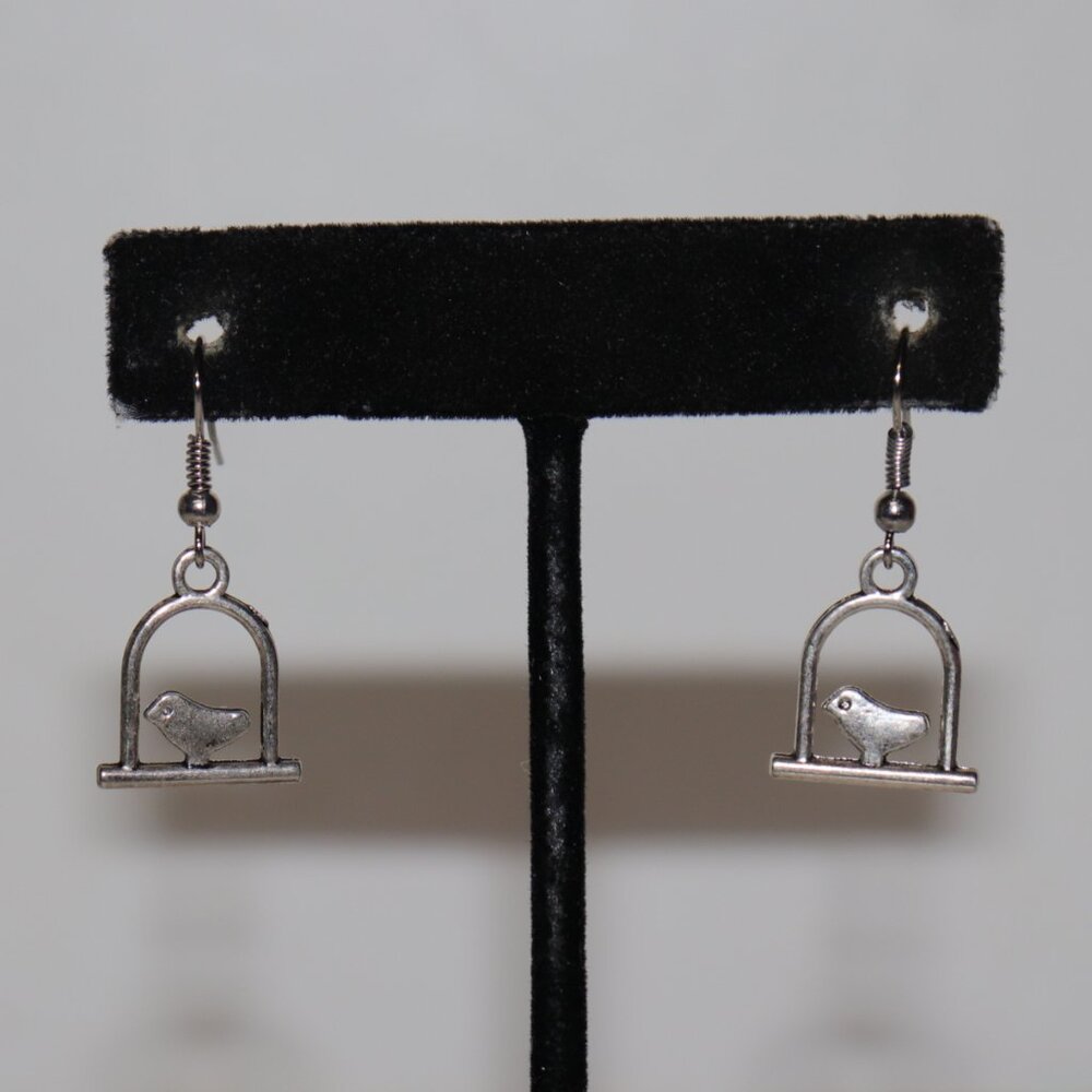 Beautiful NWOT Silver Perched Bird Dangle Earrings – 1.25" Tall  🌟